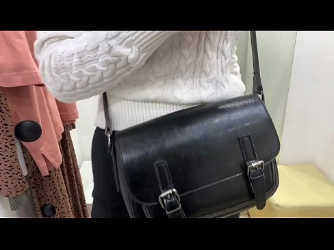 ❤️ فٹنگ روم میں ڈلڈو کے ساتھ نوجوان کتیا فیرل بیری کی عوامی مشت زنی ❤❌  ہم پر